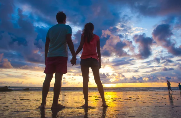 Silhouette tramonto di giovane coppia innamorata in spiaggia — Foto Stock