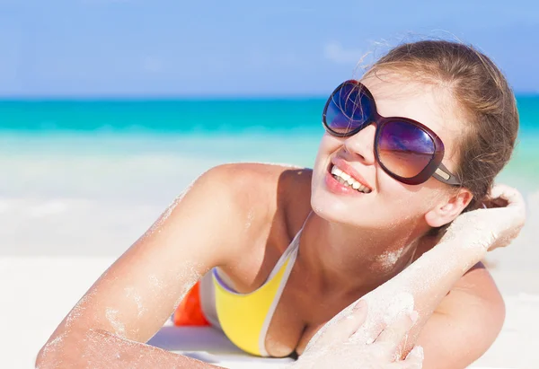 Ritratto di giovane donna in occhiali da sole in spiaggia — Foto Stock
