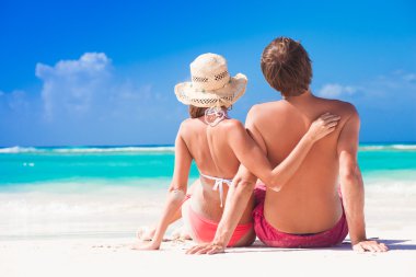 arkadan görünüşü: Barbados tropikal bir plajda otururken Çift