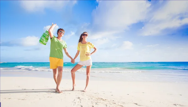 Picture of happy couple in sunglasses on the beach — Stock Photo, Image