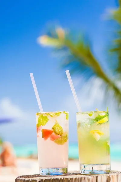 Bakifrån av paret sitter på en tropisk strand i Barbados — Stockfoto