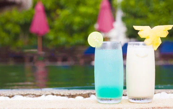 Two cocktails near tropical pool — Stock Photo, Image