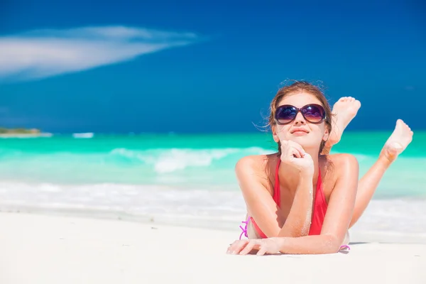 Portret kobiety w bikini relaksujący na tropikalnej plaży — Zdjęcie stockowe