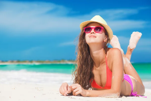 在热带海滩上放松的比基尼的女人的画像 — 图库照片