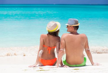 arkadan görünüşü: Barbados tropikal bir plajda otururken Çift