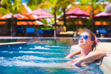 kırmızı bikini lüks tropikal havuzunda rahatlatıcı uzun saçlı kadın