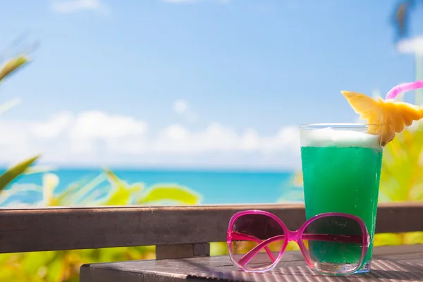 Egzotik kokteylde lezzetli tropikal havuzun yanında ahşap masa — Stok fotoğraf