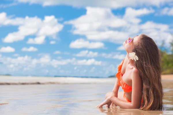 Młoda kobieta długowłosych relaks na plaży — Zdjęcie stockowe