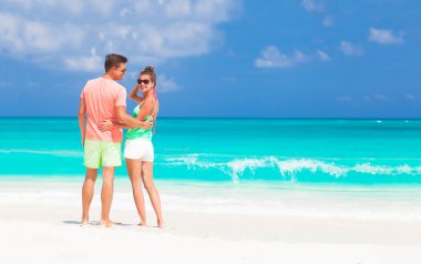 mutlu genç çifte Küba'da tropikal plaj