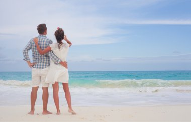 Cayo Largo, Küba kumsalda, sarılma romantik aşıklar