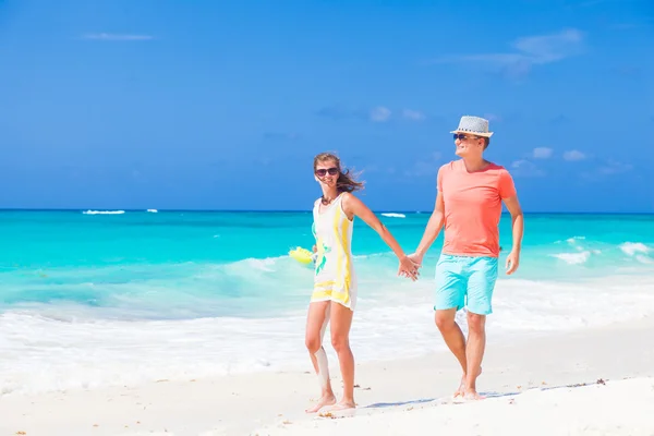 Belo casal feliz se divertindo na praia ensolarada — Fotografia de Stock