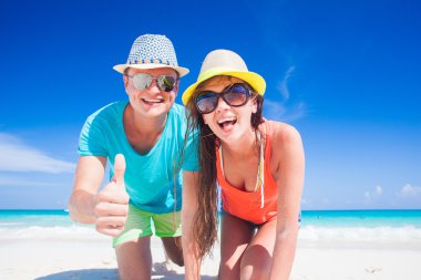 Hasır Şapkalı bir öpücük tropikal Karayipler kumsalda üfleme uzun saçlı kız