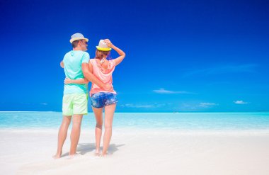 mutlu genç çifte Küba'da tropikal plaj