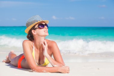 Hasır Şapkalı bir öpücük tropikal boracay beach üzerinde üfleme uzun saçlı kız
