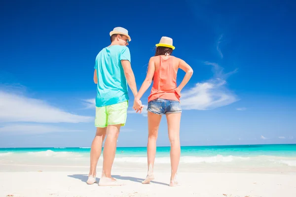 Felice giovane coppia sulla spiaggia tropicale a Cuba — Foto Stock