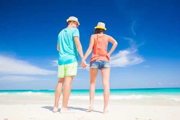 Feliz jovem casal na praia tropical em Cuba — Fotografia de Stock