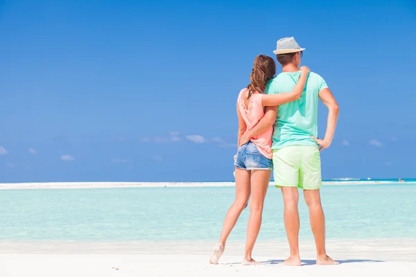 Feliz pareja joven en la playa tropical en Cuba —  Fotos de Stock