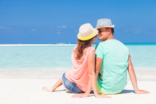 Happy young couple lying on a tropical beach in Cuba — Stock Photo, Image