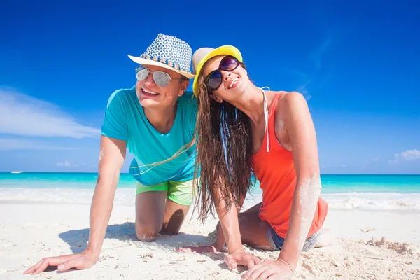 Ragazza dai capelli lunghi in cappello di paglia che soffia un bacio sulla spiaggia di caraibi tropicali — Foto Stock