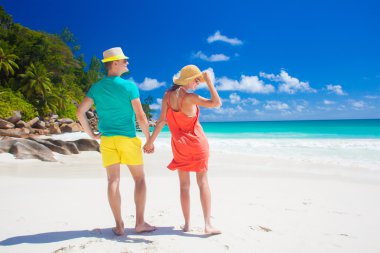 Praslin, Seyşel Adaları, tropik bir plajda parlak kıyafetleri içinde birleştirmek.