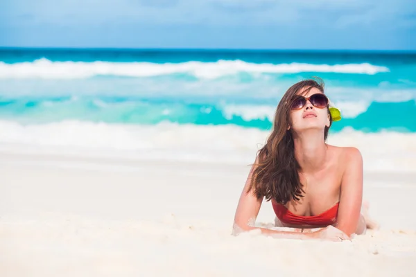 Ritratto di bella donna godendo wunny giorno in spiaggia — Foto Stock