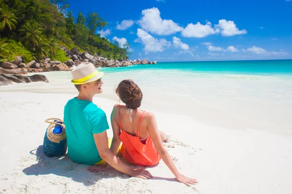 Paar in heller Kleidung an einem tropischen Strand in Praslin, Seychellen. — Stockfoto