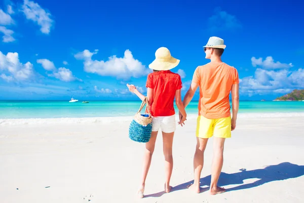 Paar in heller Kleidung an einem tropischen Strand in Praslin, Seychellen. — Stockfoto