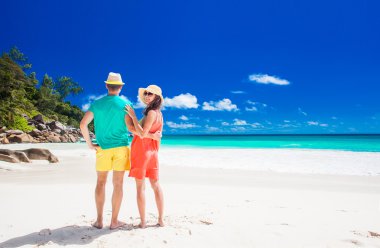 Praslin, Seyşel Adaları, tropik bir plajda parlak kıyafetleri içinde birleştirmek.