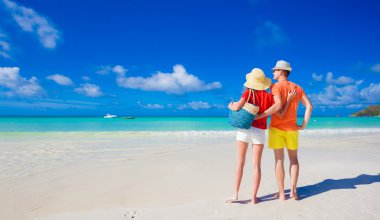 Praslin, Seyşel Adaları, tropik bir plajda parlak kıyafetleri içinde birleştirmek.