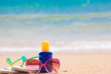 suncream, flip flop ve sahilde güneş gözlüğü
