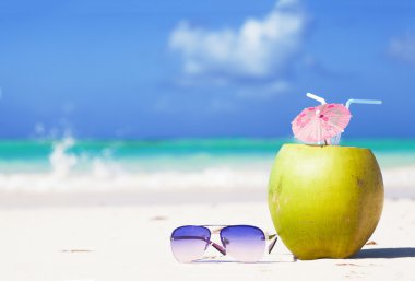 lezzetli Hindistan cevizi kokteyl beyaz kum plaj üzerinde