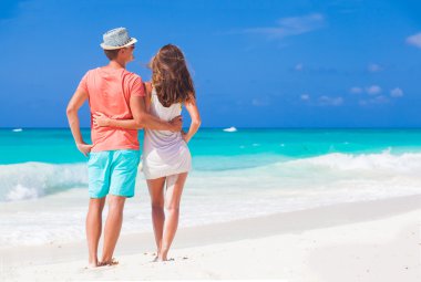 güneşli kumsalda eğleniyor güzel mutlu çift