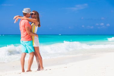 güneşli kumsalda eğleniyor güzel mutlu çift