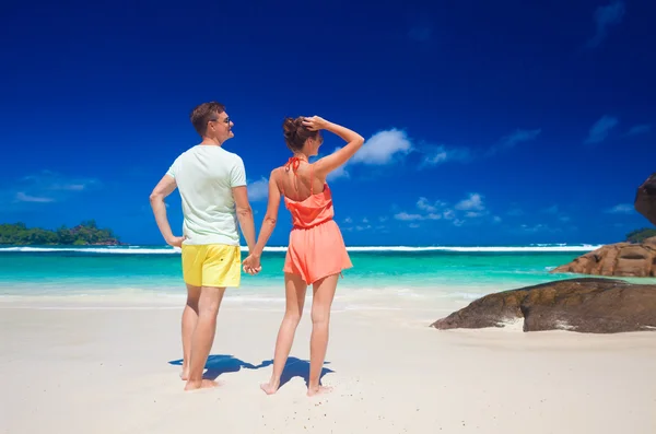 Pareja atractiva disfrutando de un día soleado en la playa de Baie Lazare. Mahe, Seychelles — Foto de Stock