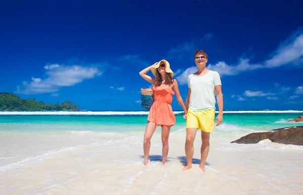 Пара в яскравий одяг на тропічний пляж бухти Лазар на Мае, Сейшельські острови. — стокове фото