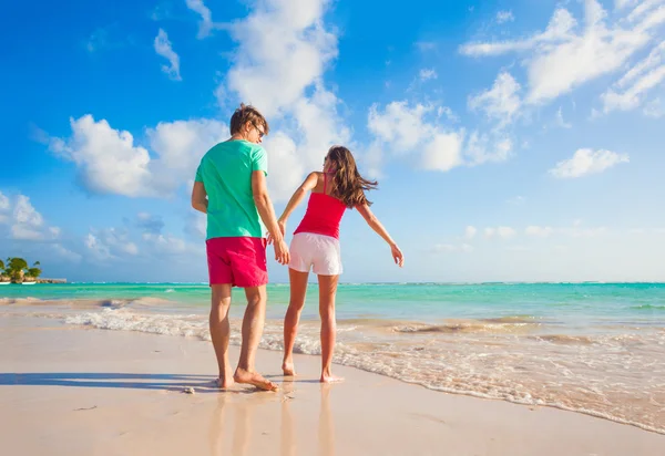 Beau couple heureux s'amuser à la plage ensoleillée — Photo