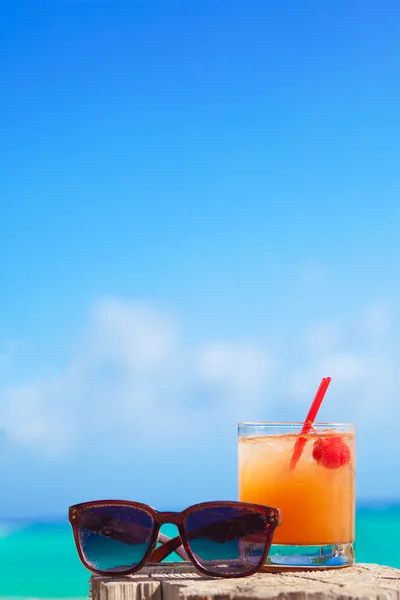 ラムパンチ カクテルや熱帯のビーチでのサングラス. — ストック写真