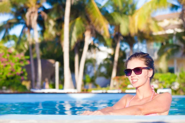 Belle femme dans les lunettes de soleil dans la piscine — Photo