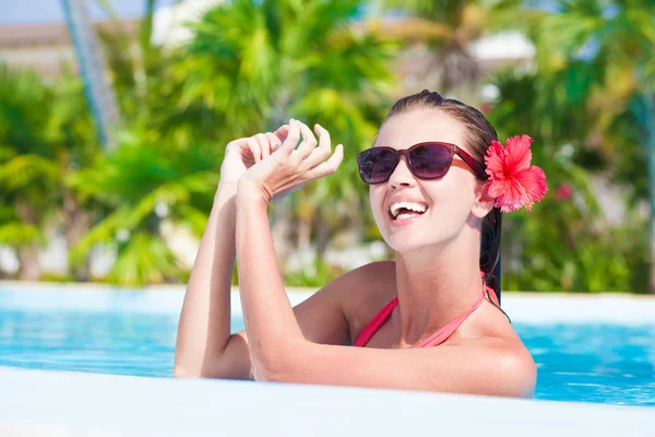 Bela mulher em óculos de sol na piscina — Fotografia de Stock