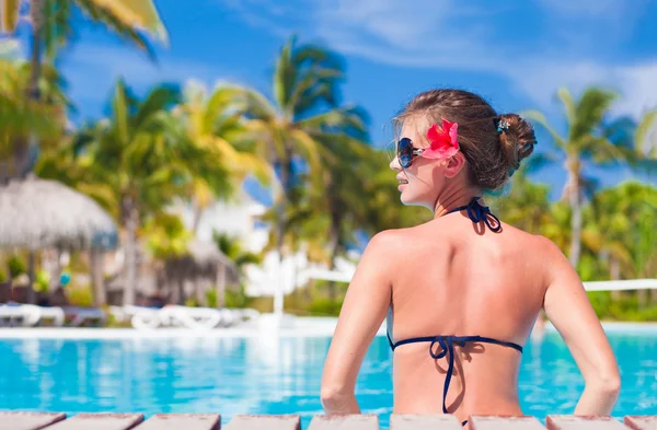 Belle femme dans les lunettes de soleil dans la piscine — Photo