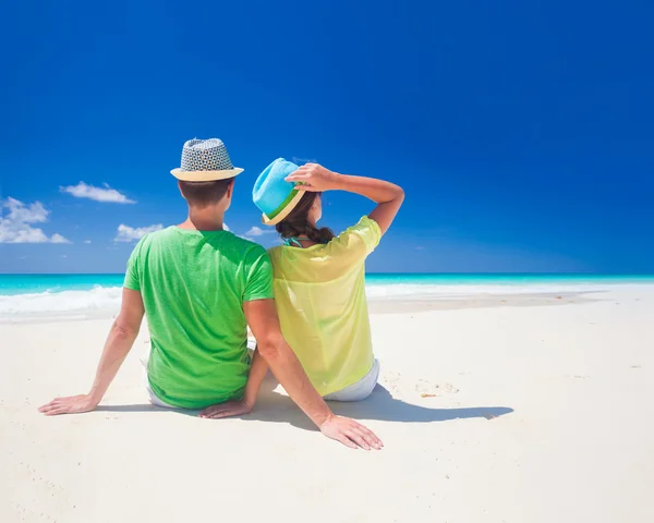 Romantisches Paar in heller Kleidung genießt sonnigen Tag am tropischen Strand — Stockfoto