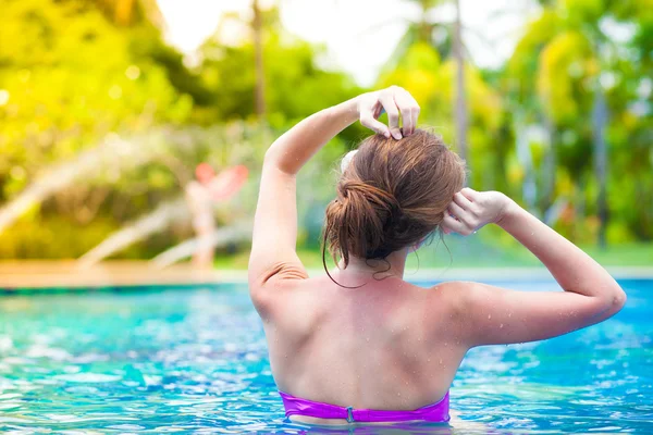 Bela mulher de biquíni relaxante na piscina — Fotografia de Stock