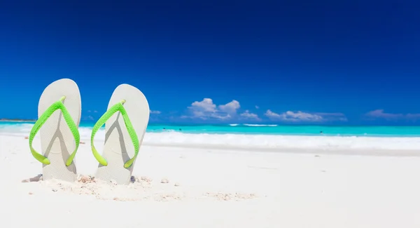 Färgglada flip flops på den tropiska stranden i Cayo Largo, Kuba — Stockfoto