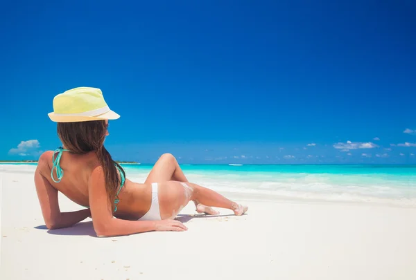 Passar kvinna i solhatt och bikini på stranden — Stockfoto