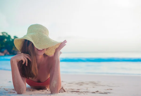 Porträtt av ganska långhåriga kvinna i bikini har kul på tropical beach. Mahe, Seychellerna — Stockfoto