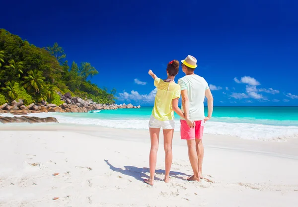 Pareja atractiva disfrutando de un día soleado en la playa de Anse Georgette. Praslin, Seychelles —  Fotos de Stock