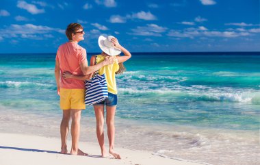 arkadan görünüşü mutlu romantik genç çift gökyüzüne işaret