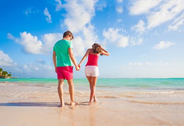 güneşli kumsalda eğleniyor güzel mutlu çift