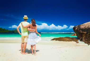 güneşli bir gün Baie Lazare kumsalda zevk çekici çift. Mahe, Seyşel Adaları