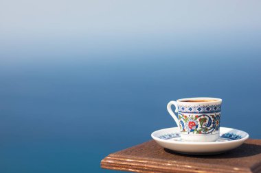 Türkiye 'nin Alanya kentinde mavi deniz arka planında Türk kahvesi